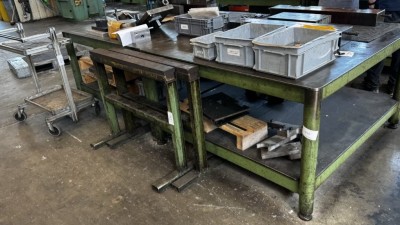 13 Stahltische mit insgesamt 4 Metallwerkzeugschubladenschränken Dick, 4-zugig